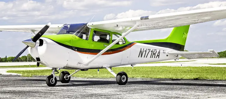 Cessna 172 SkyHawk seen from the left side