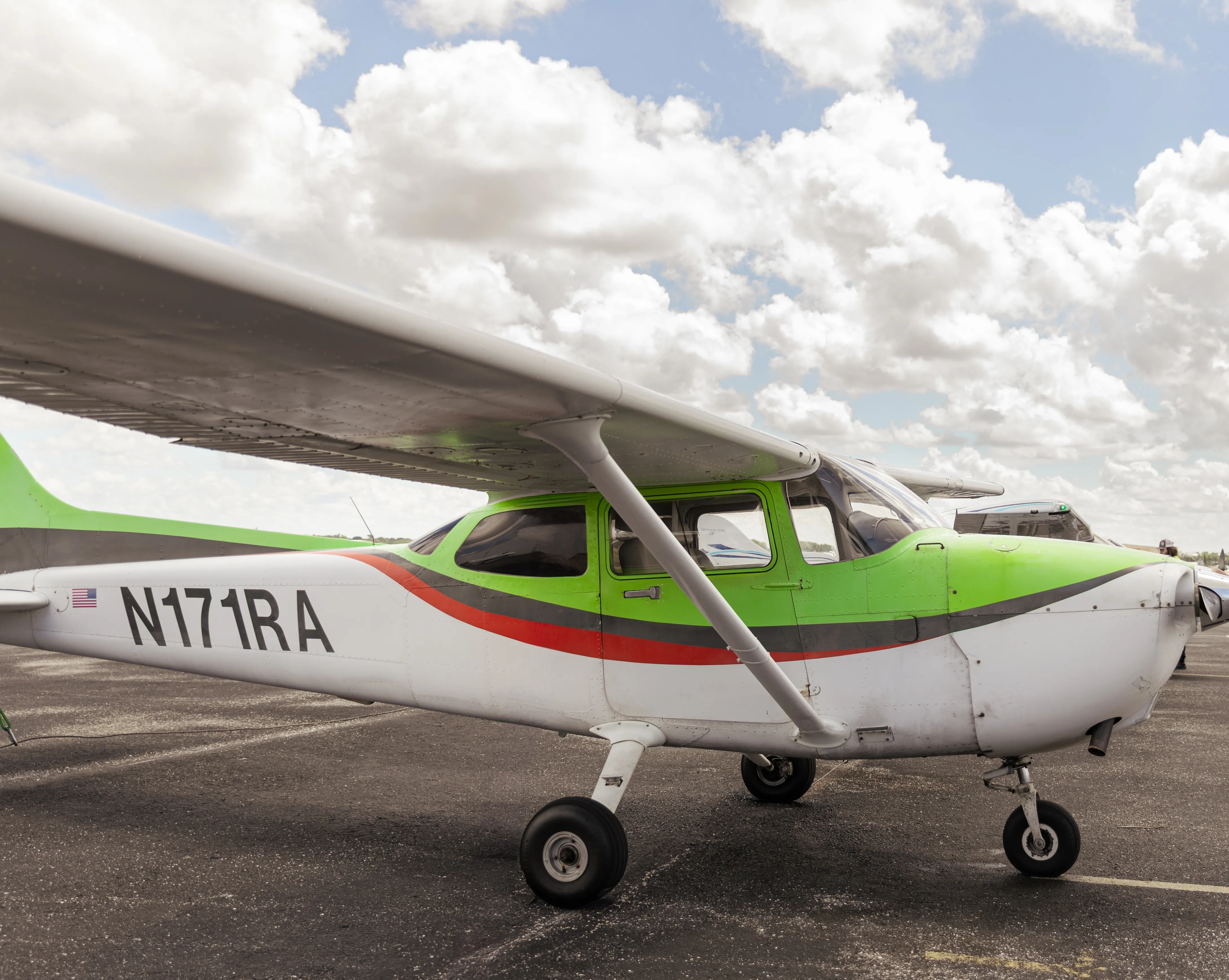 Cessna 172 SkyHawk seen from the right side