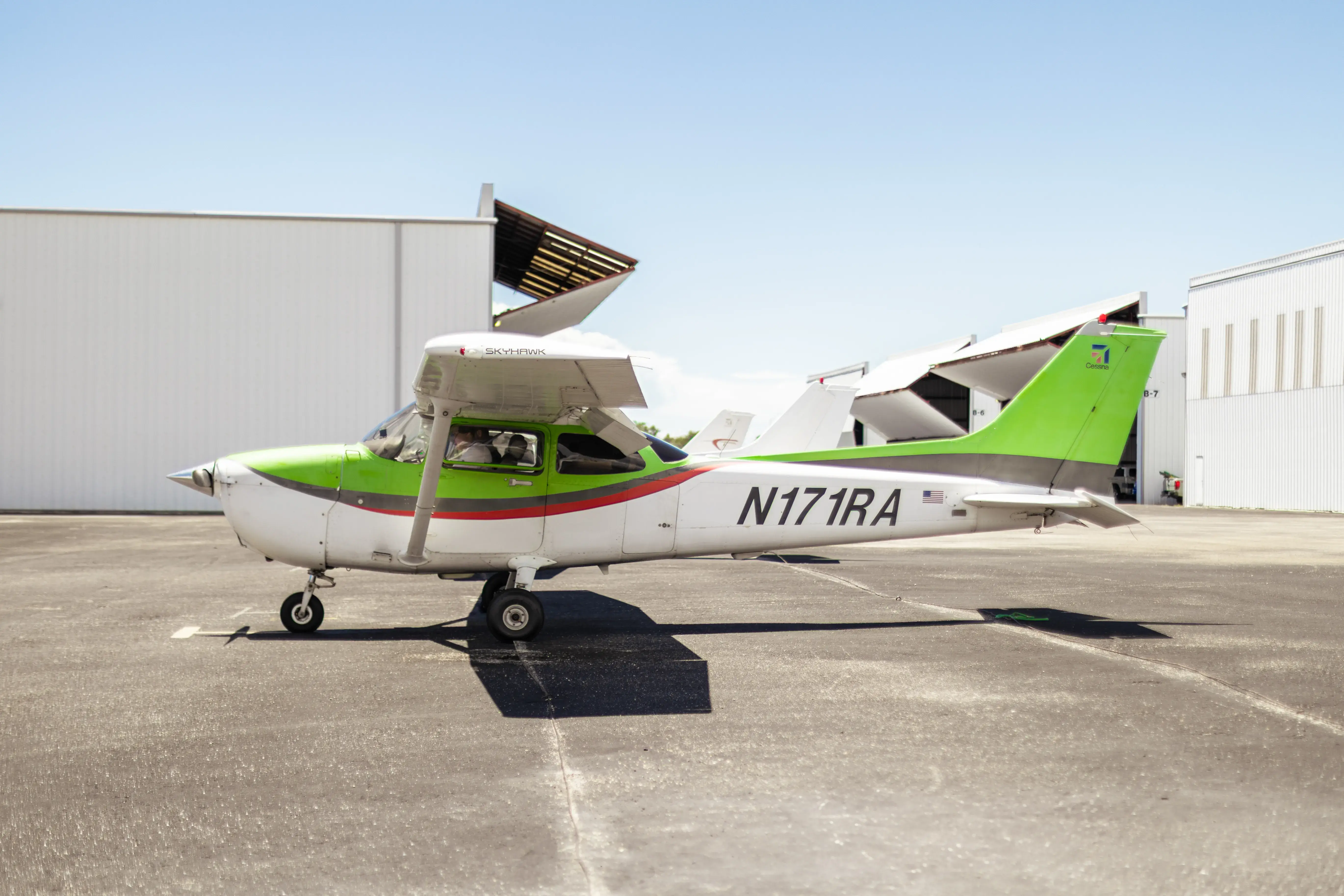 Cessna 172 SkyHawk seen from the left side