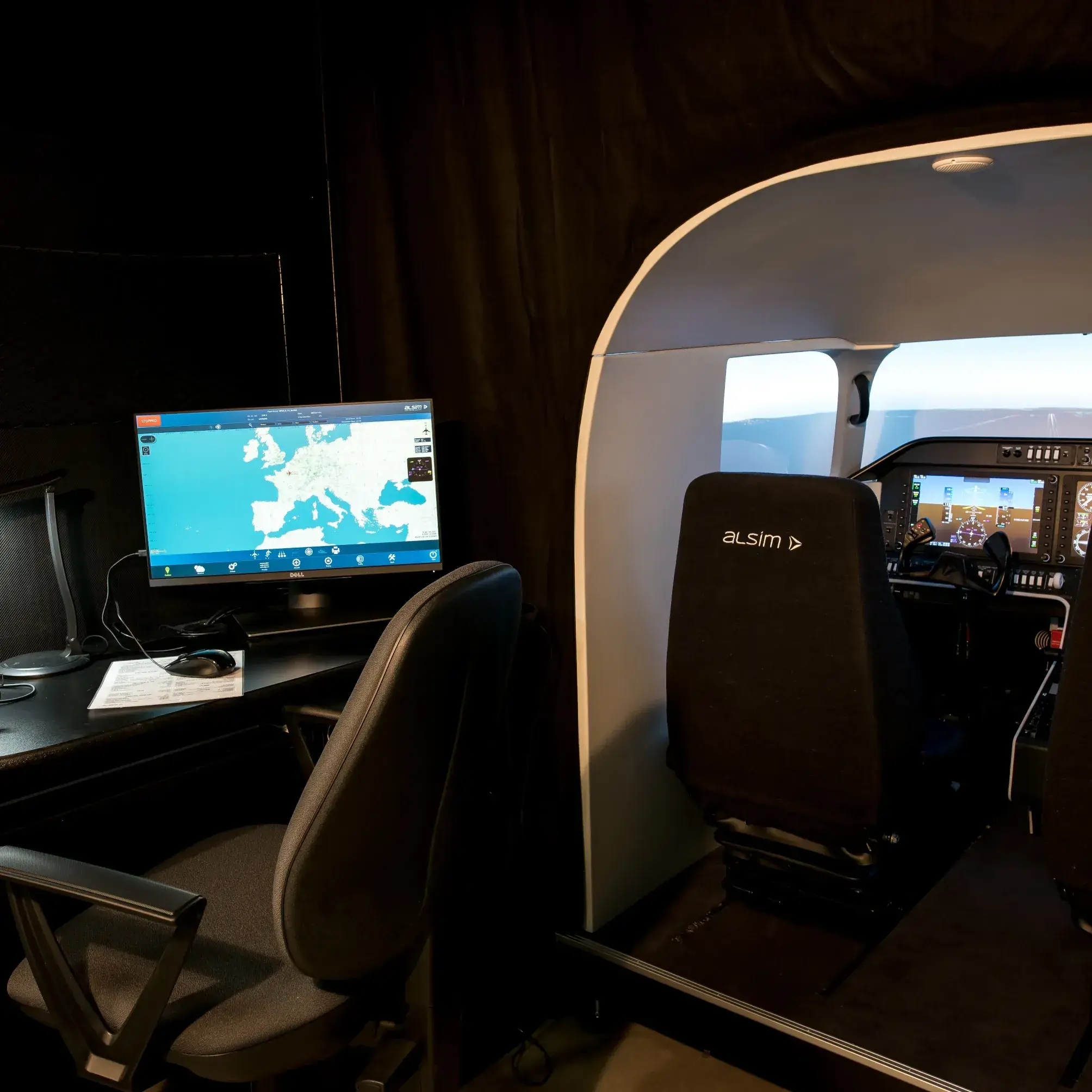 Flight simulator seen from outside