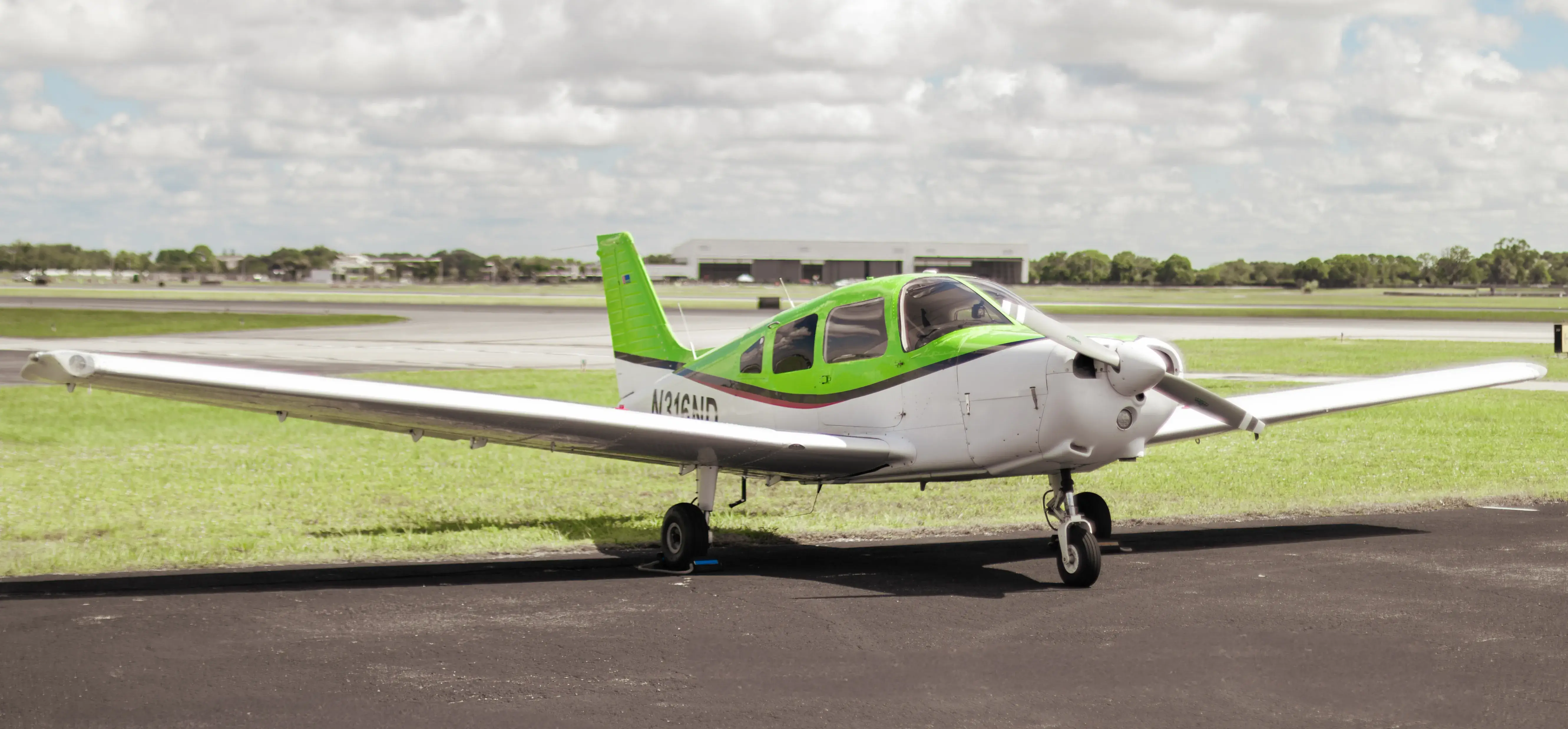 Piper Warrior PA-28-151 seen from the front