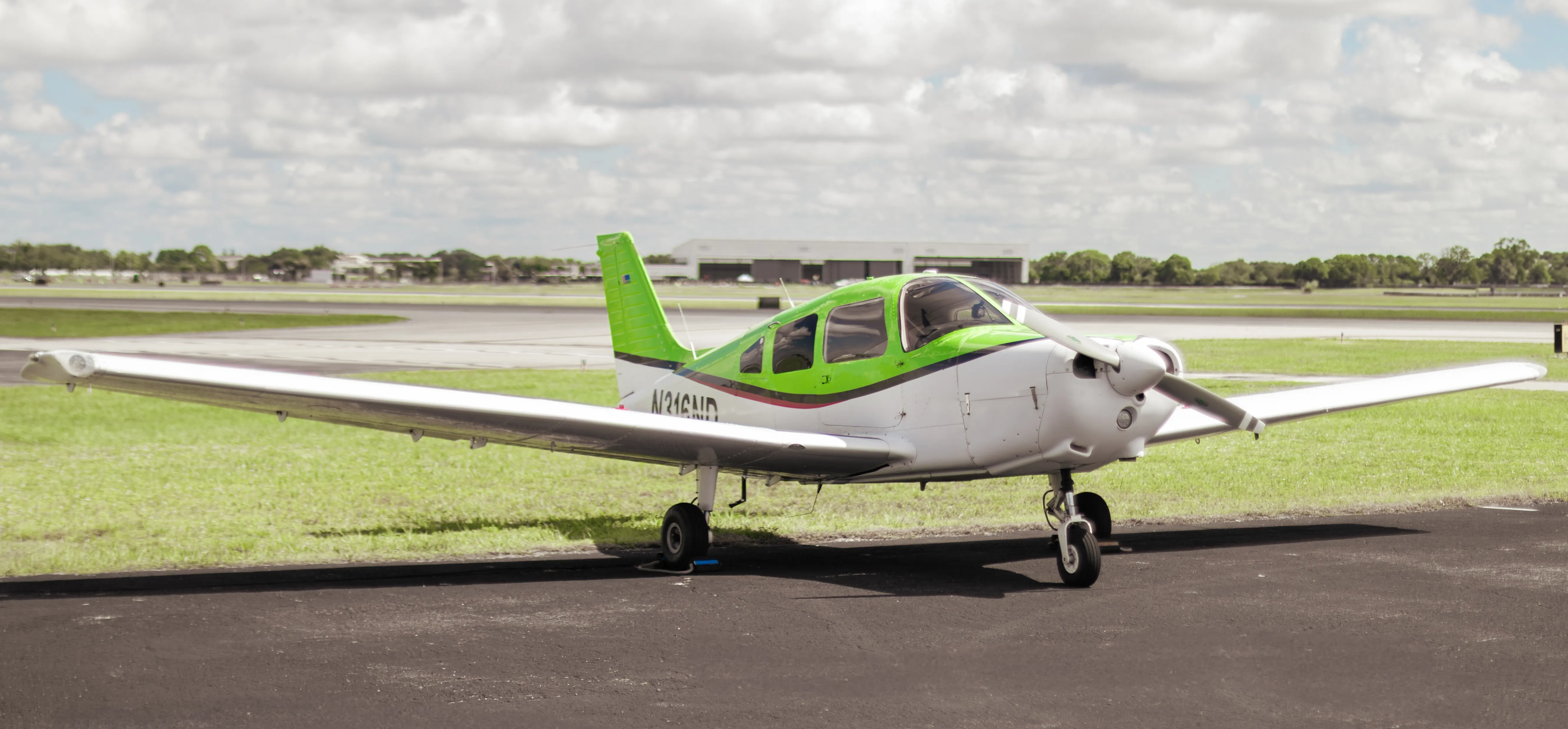 Piper Warrior PA-28-151 seen from the front