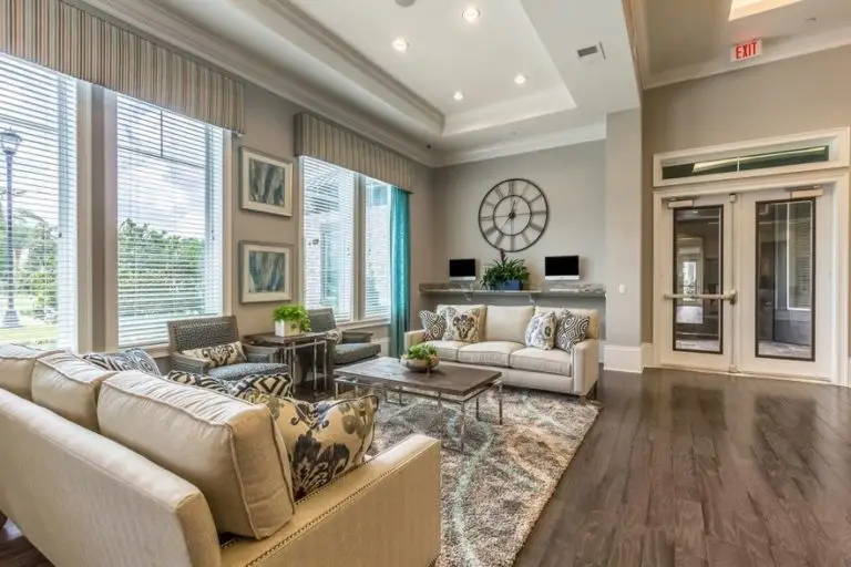 Living room in The Loop at 2800 apartment complex